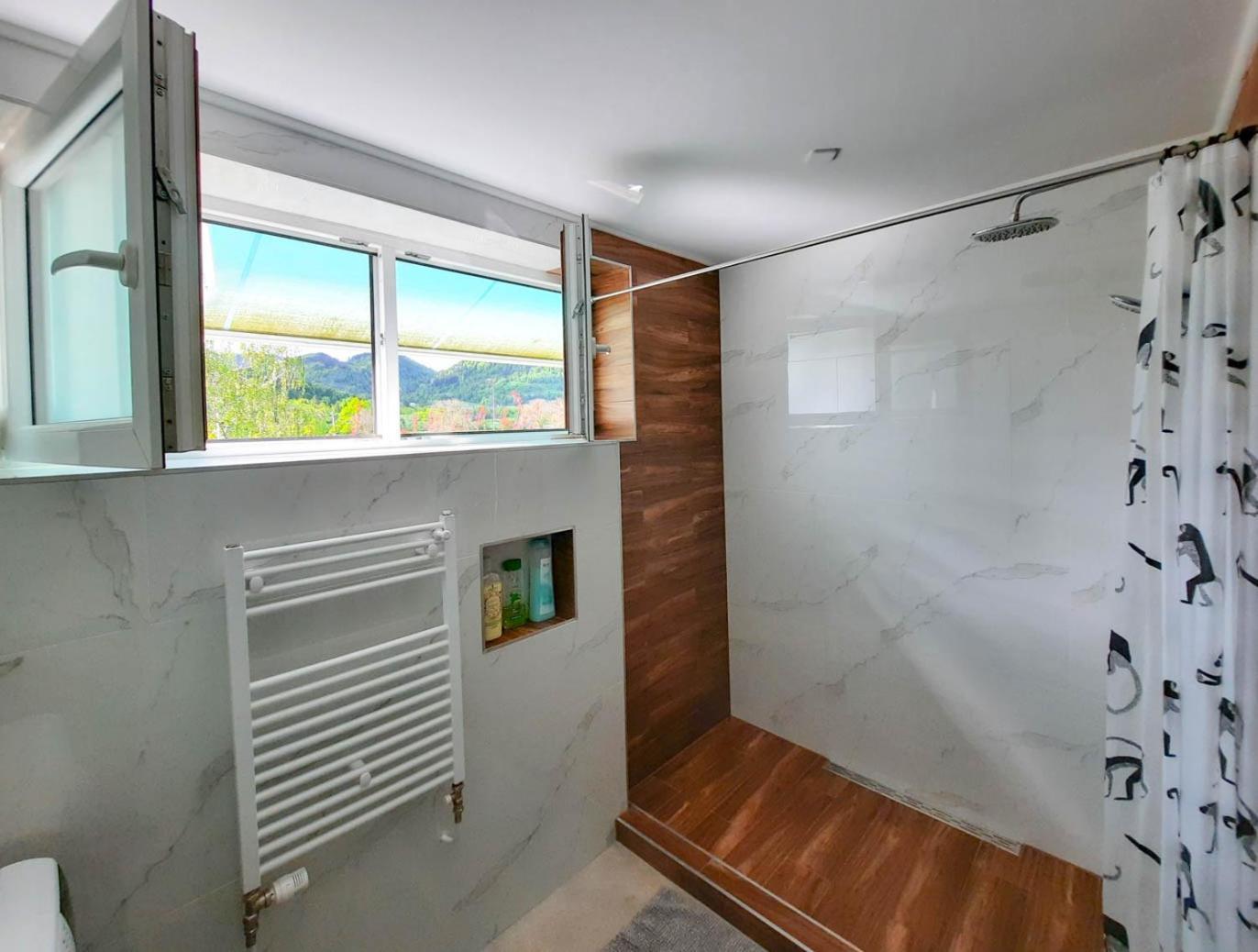 Deerwood Villa-Modern Cozy Apartment With Castle View เบลด ภายนอก รูปภาพ