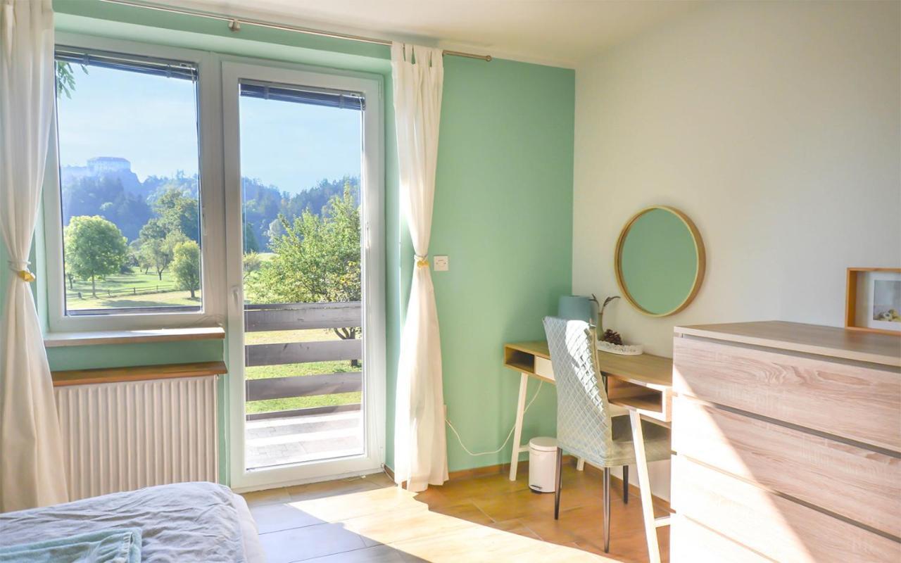 Deerwood Villa-Modern Cozy Apartment With Castle View เบลด ภายนอก รูปภาพ